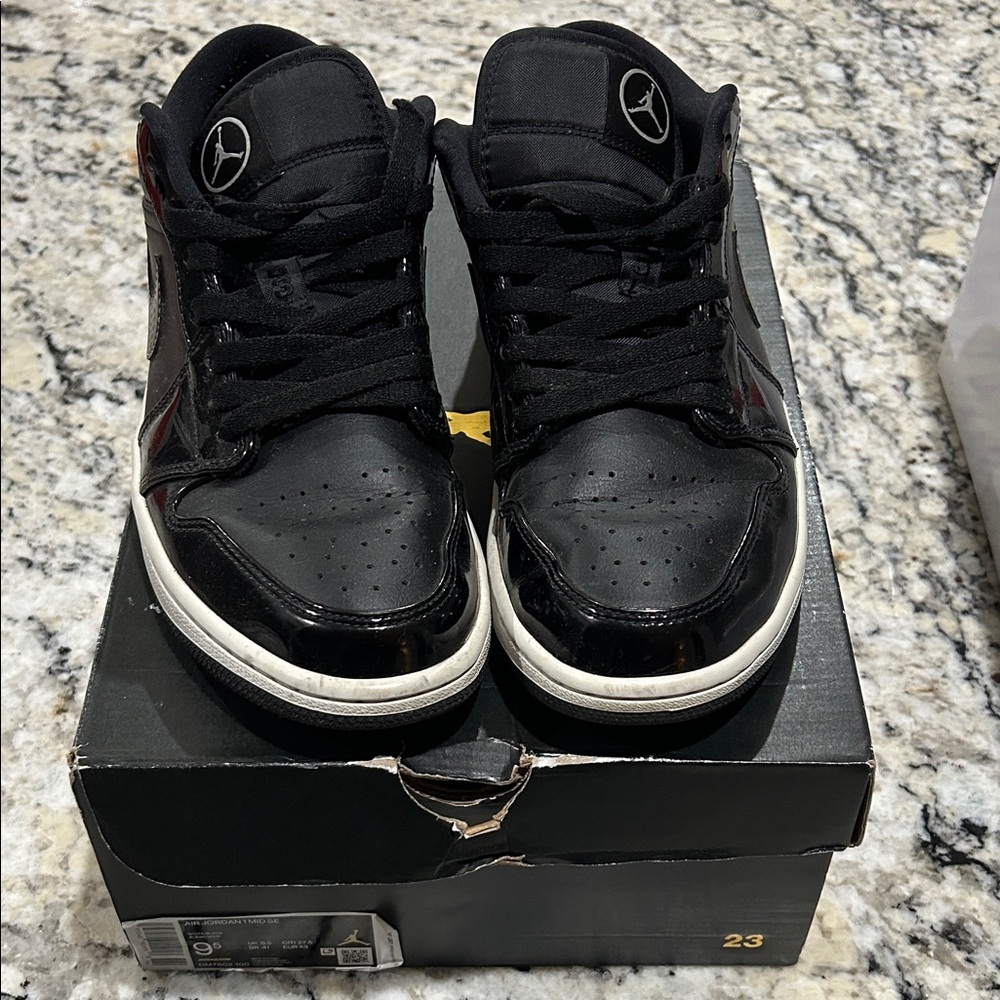 Nike Men's Sz9.5 Black/White Mid Air Jordan Low-Top Sneakers